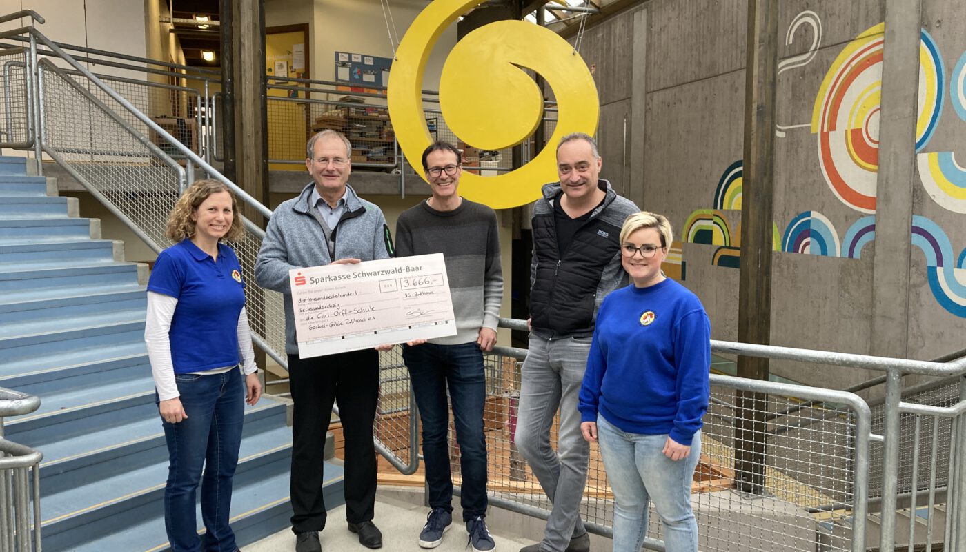 Spendenübergabe an die Carl-Orff-Schule